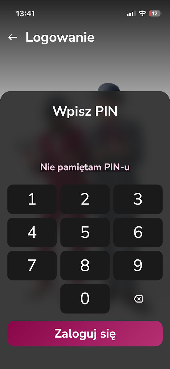 Ten sam ekran logowania aplikacji bankowej przy powiększonej czcionce systemowej — większe etykiety, cyfry i przyciski, układ pozostaje czytelny.